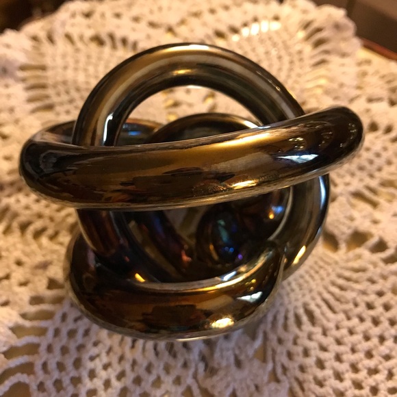 Endless Knot Ornamental Glass - Picture 4 of 5